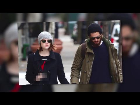 VIDEO : Emma Stone Flips Off Photographers in New York City