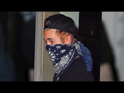 VIDEO : Justin Bieber intenta salir clandestinamente