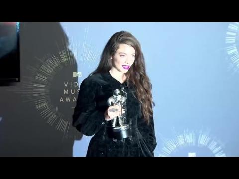 VIDEO : Lorde explique comment elle est devenue amie avec Taylor Swift