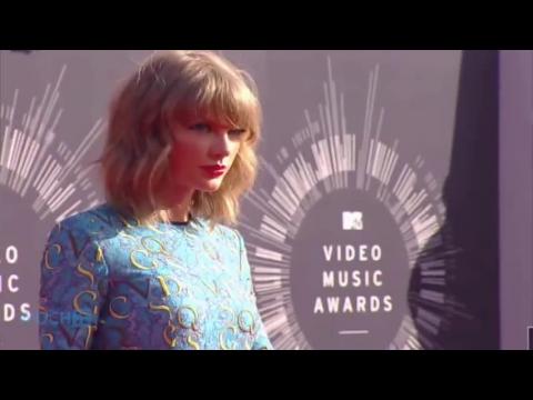 VIDEO : The year in taylor swift's coyly raised eyebrow
