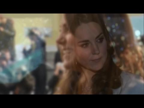 VIDEO : Kate Middleton enceinte s'affiche nue en plein Londres