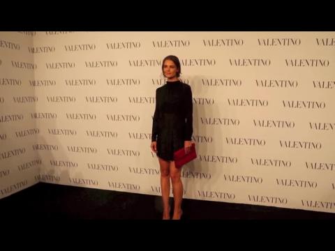 VIDEO : Katie Holmes Rocks A LBD For The Valentino Party