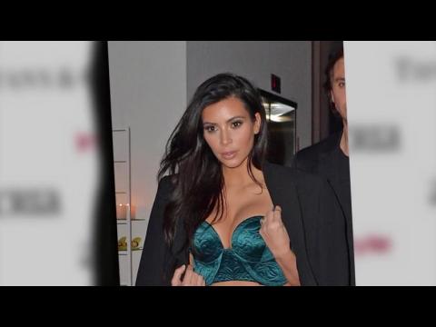 VIDEO : Kim Kardashian es opacada en la alfombra roja por Alessandra Ambrosio
