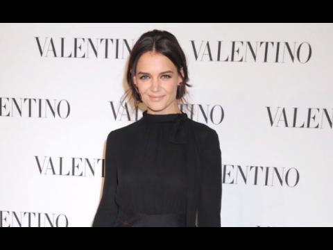 VIDEO : Katie Holmes porte une petite robe noire pour une soire Valentino