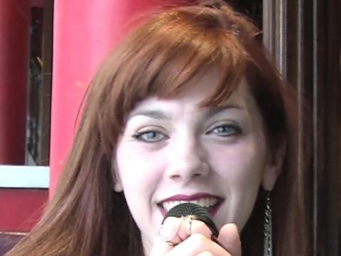 VIDEO : Exclu Vid�o : Best Of de l'ann�e 2014 : En Avril, Public rencontre Ana�s Delva la chanteuse