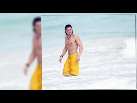 VIDEO : Orlando Bloom Hangs With Mystery Blonde in Cancun