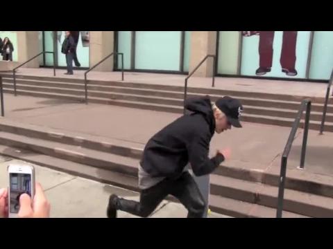 VIDEO : Miren a Justin Bieber haciendo movimientos en su skateboard en Times Square