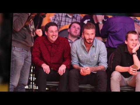 VIDEO : David Beckham le da su atencin al basquetbol durante partido de los Lakers El legendario de