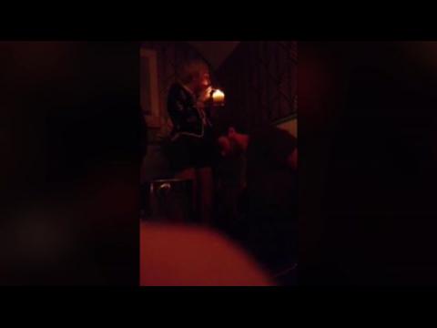 VIDEO : Miley Cyrus prende un cigarrillo sospechoso en un club en LA