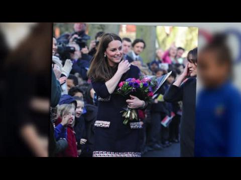 VIDEO : Kate Middleton a un style de maternit chic comme nul autre pour sa premire apparition publ