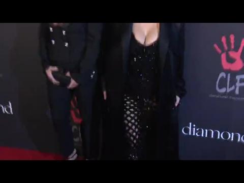 VIDEO : Kim Kardashian y Kris Jenner se ven muy parecidas en el Diamond Ball