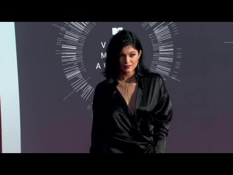 VIDEO : Kylie Jenner dment les rumeurs de grossesse, de mariage et de carrire de chanteuse