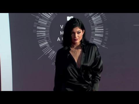 VIDEO : Kylie Jenner niega embarazo, matrimonio y carrera como rapera
