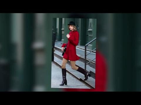 VIDEO : Taylor Swift Shows Off Her Horsey Side In New York