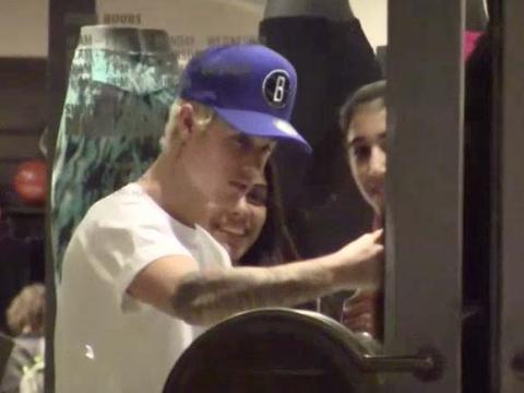 VIDEO : Vido : Justin Bieber pose avec des fans au Niketown de Los Angeles
