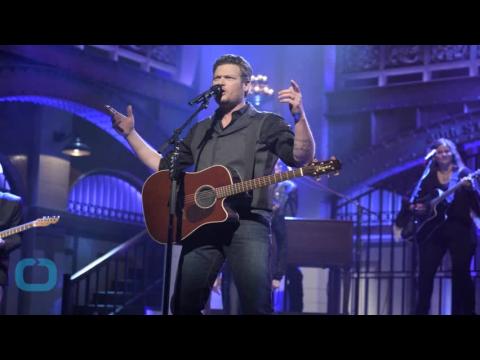 VIDEO : Blake shelton hosts snl, calls himself the ''justin bieber of country music''