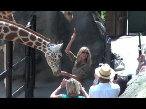 VIDEO : Exclu Vido : Heidi Klum rend visite... aux girafes du zoo !