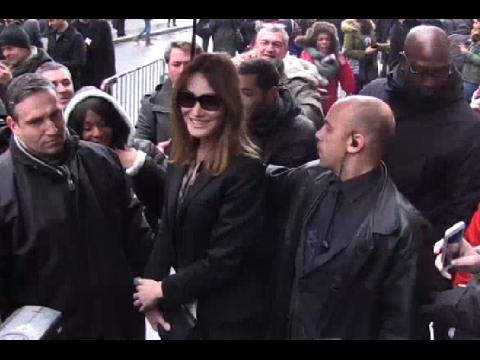VIDEO : Exclu Vido : Carla Bruni-Sarkozy assiste au dfil de Jean Paul Gaultier