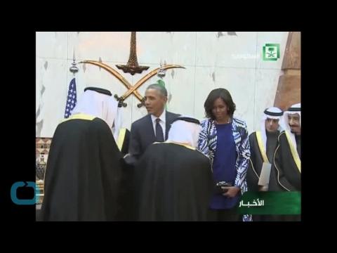 VIDEO : Michelle obama shakes hands with saudi king