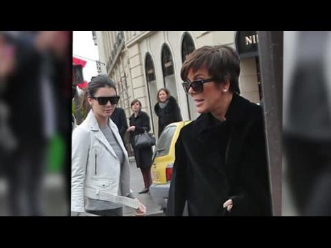 VIDEO : Kendall Jenner es opacada por su madre durante la Semana de Moda de Paris