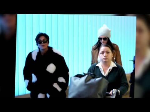 VIDEO : Kendall And Kris Jenner Return From Paris In Style