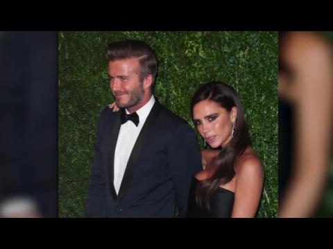 VIDEO : David Beckham regresa a la alfombra roja luego de estrellarse