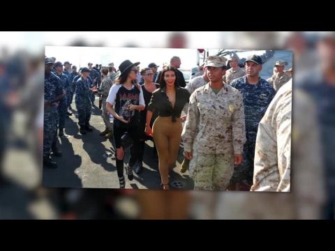 VIDEO : Kim Kardashian visita las tropas del USS San Diego