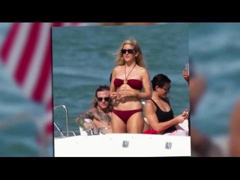 VIDEO : Ellie Goulding sur un yacht  Miami dans un bikini rouge profond