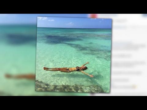 VIDEO : Christie Brinkley Defies Age in a Bikini