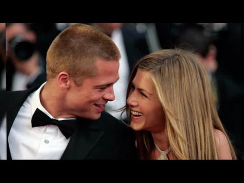 VIDEO : Jennifer Aniston aun habla con Brad Pitt, dice que el divorcio 'no es doloroso'