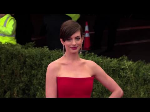 VIDEO : Anne Hathaway Has Oscar Hosting Advice For Neil Patrick Harris