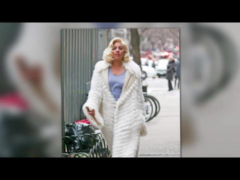 VIDEO : Lady Gaga a un petit problme vestimentaire  New York