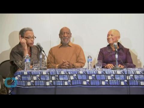 VIDEO : Bill cosby returns to stage for 1st time since november