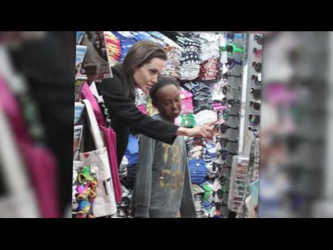 VIDEO : Angelina Jolie and Kids Shop at Italian Toy Store
