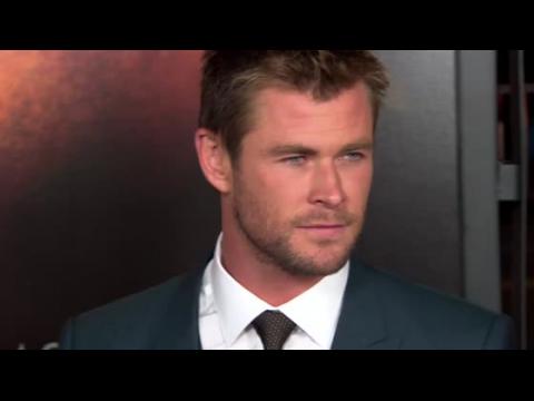 VIDEO : Chris Hemsworth Gets The Crowd Going Wild At The Blackhat Premiere
