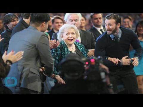 VIDEO : The internet goes crazy for chris evans escorting betty white to stage at pcas