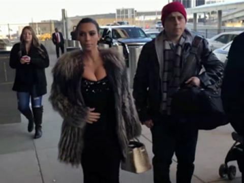 VIDEO : Exclu Vidéo  : Kim Kardashian montre son décolleté très sexy aux paparazzi   !