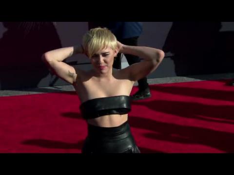 VIDEO : Miley Cyrus Demands Approval of Concert Pictures, Practices Diva Behavior