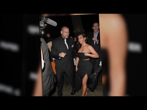 VIDEO : Kim Kardashian se couvre pour la soirée de Paper Magazine