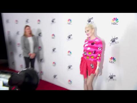 VIDEO : Gwen Stefani se glisse dans une tenue colore avec des emojis