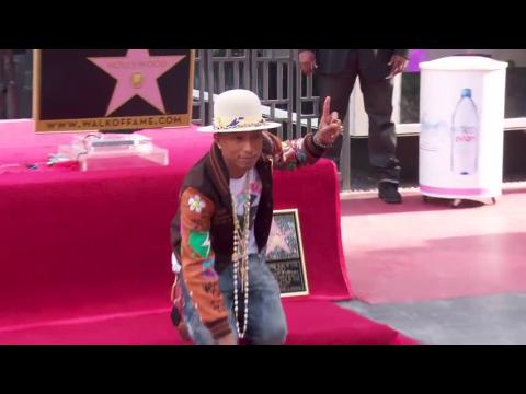 VIDEO : Pharrelll Williams reoit son toile sur l'Hollywood Walk Of Fame