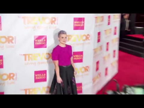 VIDEO : Sarah Hyland se luce en la alfombra roja en el Trevor Live