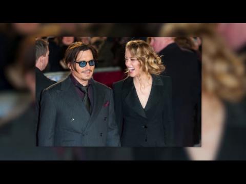VIDEO : Johnny Depp y Amber Heard posan de la mano en el lanzamiento de Mordecai