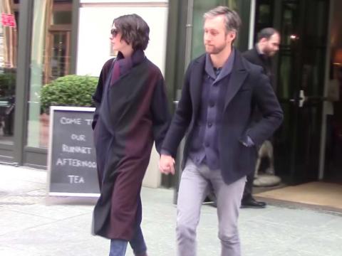 VIDEO : Exclu Vido : Anne Hathaway et Adam Shulman sortent en amoureux  NYC