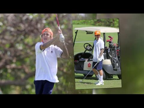 VIDEO : Justin Bieber Plays A Round Of Golf in Hawaii