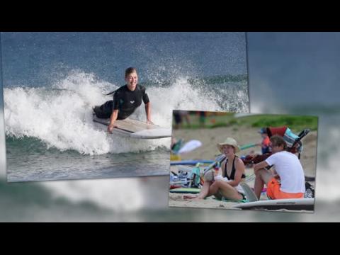 VIDEO : Rosamund Pike Hits The Waves in Hawaii