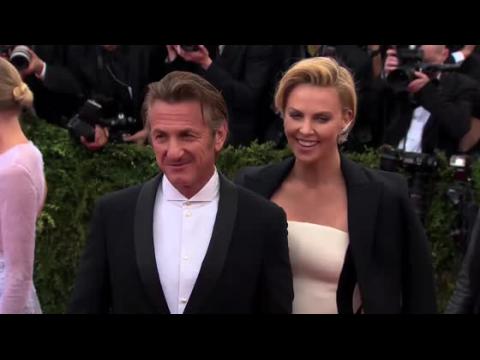 VIDEO : Charlize Theron Shares Giddy Details About Dating Sean Penn