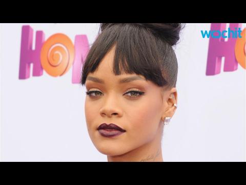 VIDEO : Rihanna's Purple Coachella Lipstick Sold Out Instantly After She Raved About It on Instagram