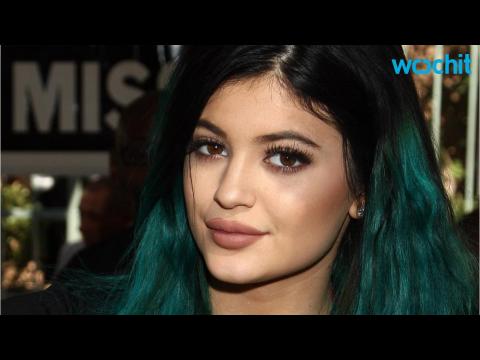 VIDEO : Kylie Jenner Shows Off Her Thigh Gap While Wearing a Crop Top and Hot Pants