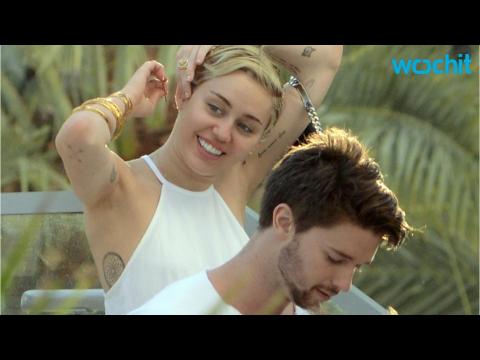 VIDEO : How's Miley Cyrus Sans Beau Patrick Schwarznegger Taking It? it?
